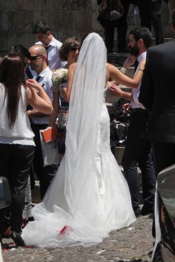 Gelin, damat ve düğün Konuklar Se Velha Kilisesi önünde