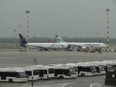 Milano Malpensa havaalanında park uçak ve servisler