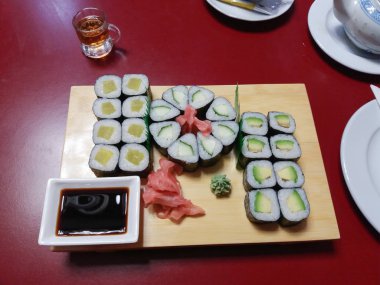 24 adet vegan maki suşi bir dizi