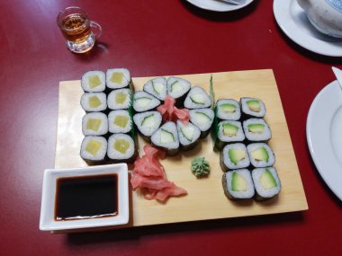 24 adet vegan maki suşi bir dizi