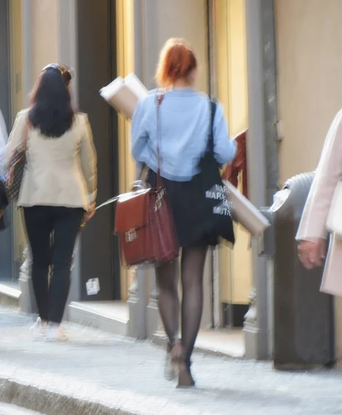 Bluller kuva tyttö kävelee Firenzessä, Italiassa — kuvapankkivalokuva