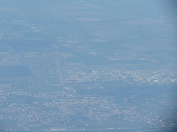 Roma Aeroporto de Fiumicino "Leonardo da Vinci" vista aérea — Fotografia de Stock