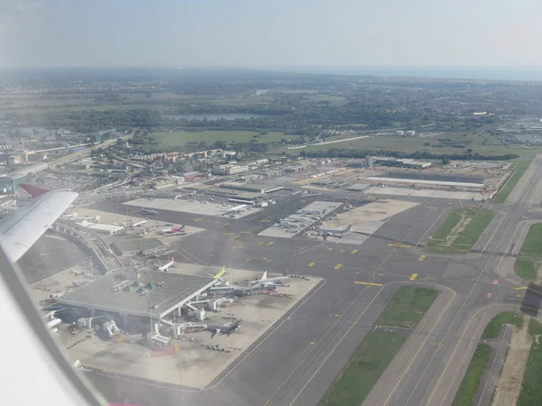 Róma Fiumicino repülőtér "Leonardo da Vinci" légi-nézet — Stock Fotó