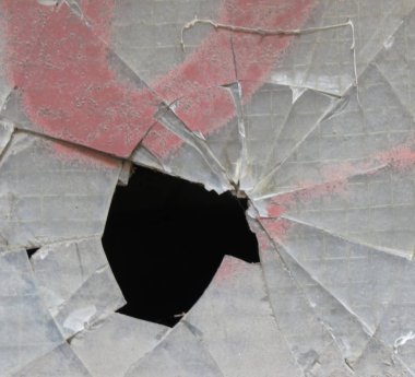 Parçalanmış pencere cam