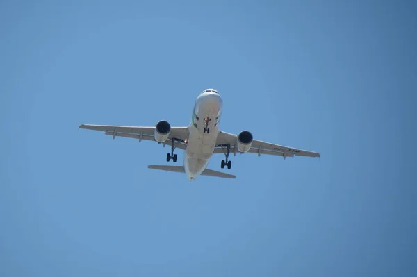 Klepněte na tlačítko Air Portugal Airbus A319 v Lisabonu — Stock fotografie