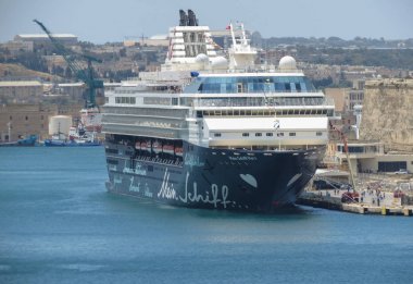 Valletta limanında demirlemiş Mein Schiff Herz yolcu gemisi