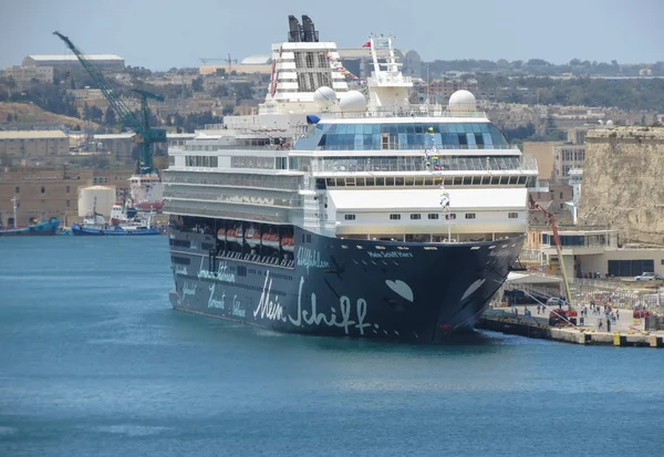 Mein Schiff Herz statek wycieczkowy zacumowany w porcie w Valletcie — Zdjęcie stockowe