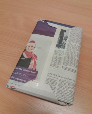 nakliye için eski gazetede paketlenmiş bir kitap