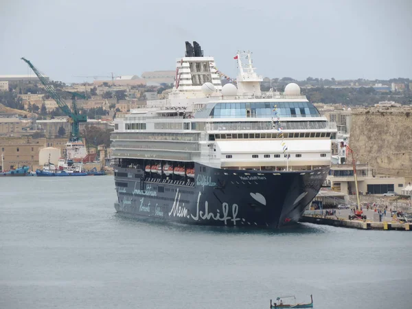 Mein Schiff Herz cruise ship moored at Valletta's harbour — Stock Photo, Image