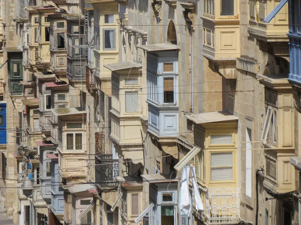 Xviii talet träbalkonger i Republic Street i Valletta — Stockfoto