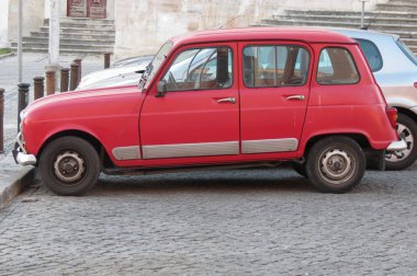 Salamanca kırmızı Renault 4 araba
