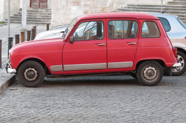 Vermelho Renault 4 carro em Salamanca — Fotografia de Stock