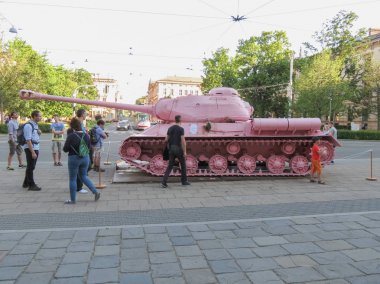 Brno içinde pembe tank