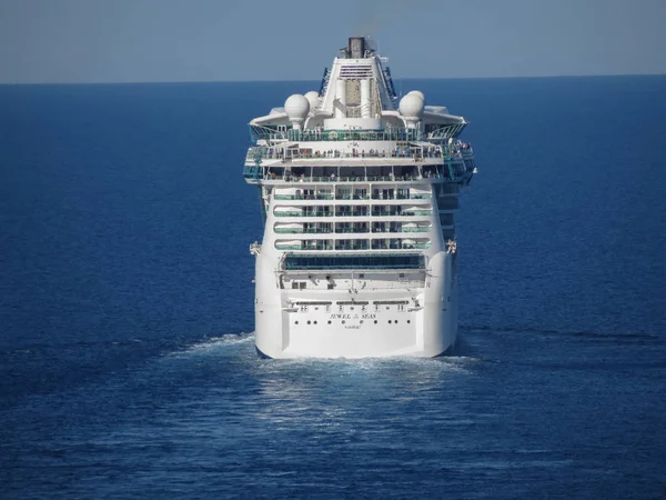 Royal Caribbean's Jewel of the Seas cruise ship — Stock Photo, Image