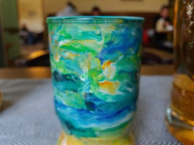 bir masada sanatsal boyalı cam