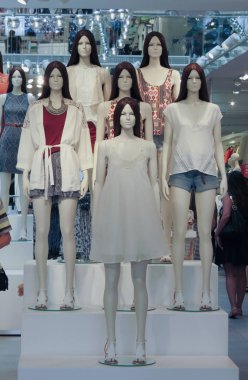 aptallar Lizbon bir mağazada giysi giyiyor