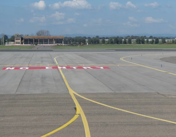 No Entry written on the runway in Rome — Stock Photo, Image
