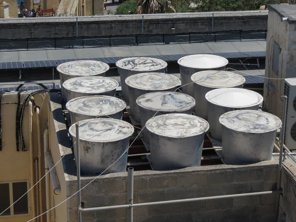 Serbatoi di acqua calda sul tetto — Foto Stock
