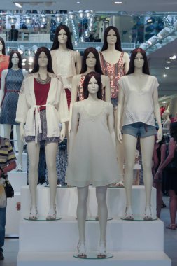 aptallar Lizbon bir mağazada giysi giyiyor