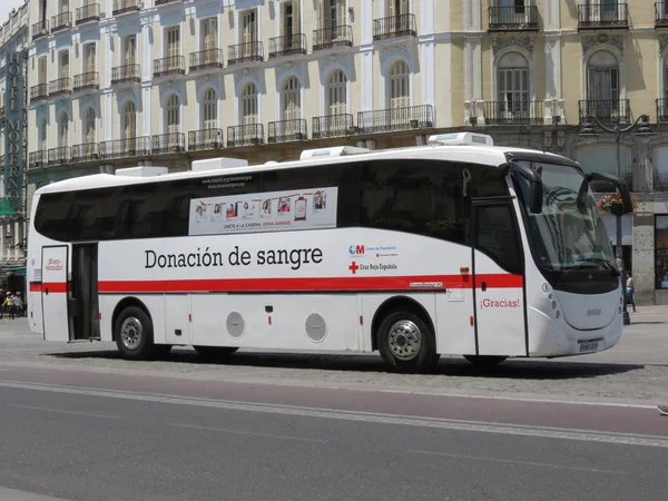 Blood donation bus to collect blood from donors — Stock Photo, Image