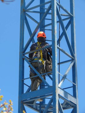 Valletta 'da bir Crane Tırmanma adam
