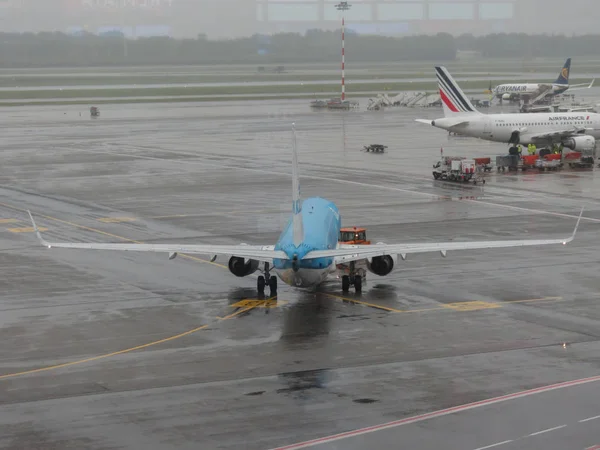 Klm boeing 737-800 roxiing in milan malpensa — Stockfoto