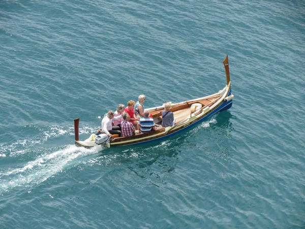 Barco pequeño con turistas senior en La Valeta — Foto de Stock