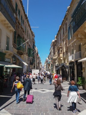 Valletta Cumhuriyet Caddesi'nde dolaşan bir kalabalık
