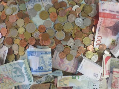 farklı ülkelerden sikke ve notlar