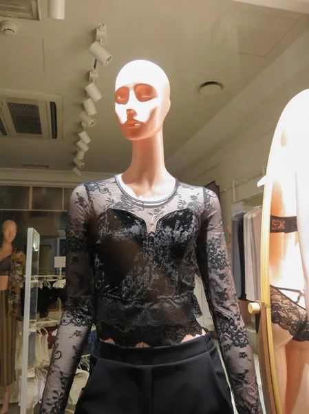 Magasin de sous-vêtements et vêtements de nuit avec un mannequin — Photo