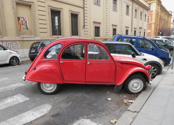 Voiture Citroën 2CV rouge en Rome — Photo