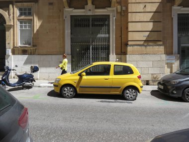 Valletta sarı Hyundai Getz araba