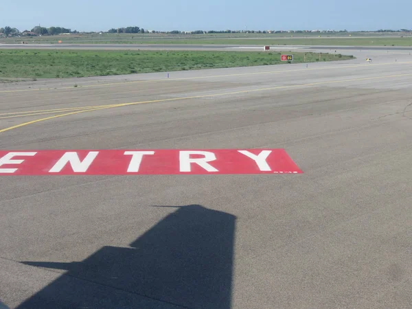 No Entry written on the runway in Rome — Stock Photo, Image