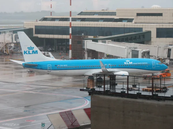 KLM Boeing 737-800 kołowania w Mediolanie Malpensa — Zdjęcie stockowe