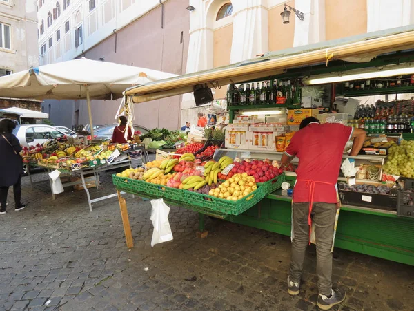 Contador de frutas e vegetais em Roma — Fotografia de Stock
