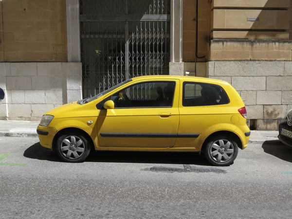 Amarillo Hyundai Getz coche en La Valeta —  Fotos de Stock