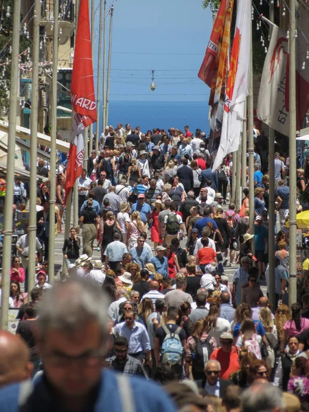 Valletta Cumhuriyet Caddesi'nde dolaşan bir kalabalık — Stok fotoğraf