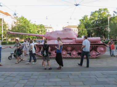 Brno içinde pembe tank