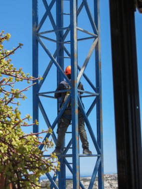 Valletta 'da bir Crane Tırmanma adam