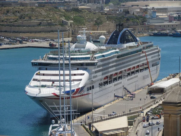 Cruceros de P & O Oceana atracados en el Gran harb de La Valeta — Foto de Stock