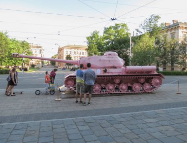 Brno içinde pembe tank