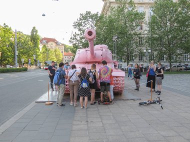 Brno içinde pembe tank