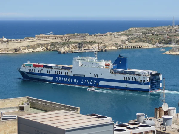 格里马尔迪线货船离开瓦莱塔港 — 图库照片