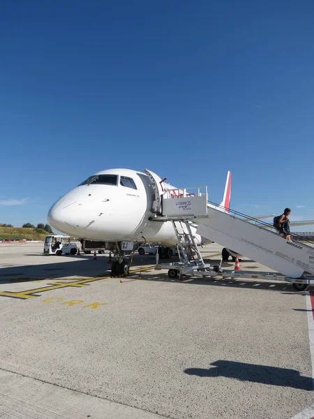 Air France Embraer ERJ-195lr unboarding Párizsban — Stock Fotó