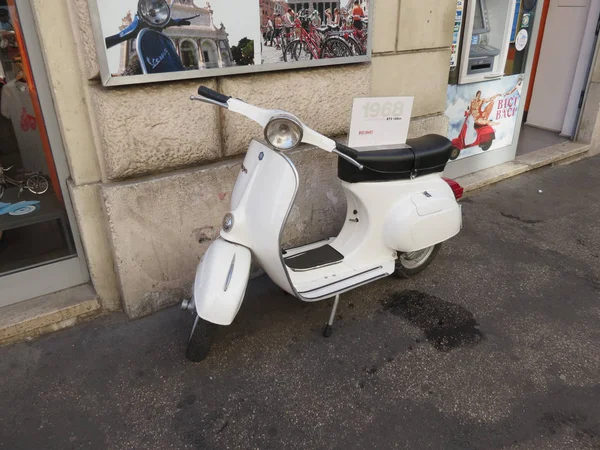 Off white Vespa motorcycle in Rome — Stock Photo, Image