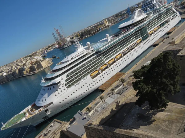 Royal Caribbean 's Jewel of the Seas cruise ship — стоковое фото