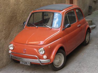 Perugia kırmızı Fiat 500 araba park