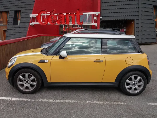 Amarelo Mini carro — Fotografia de Stock