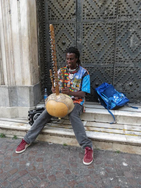 Napoli'de sahne alan tanımlanamayan Afrikalı arp kora çalar