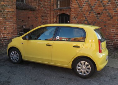 Helsingor sarı Skoda Citigo araba
